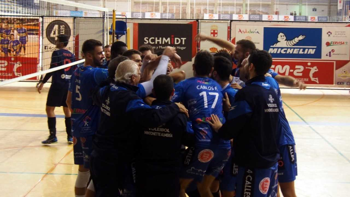 Los jugadores almerienses celebran la victoria.