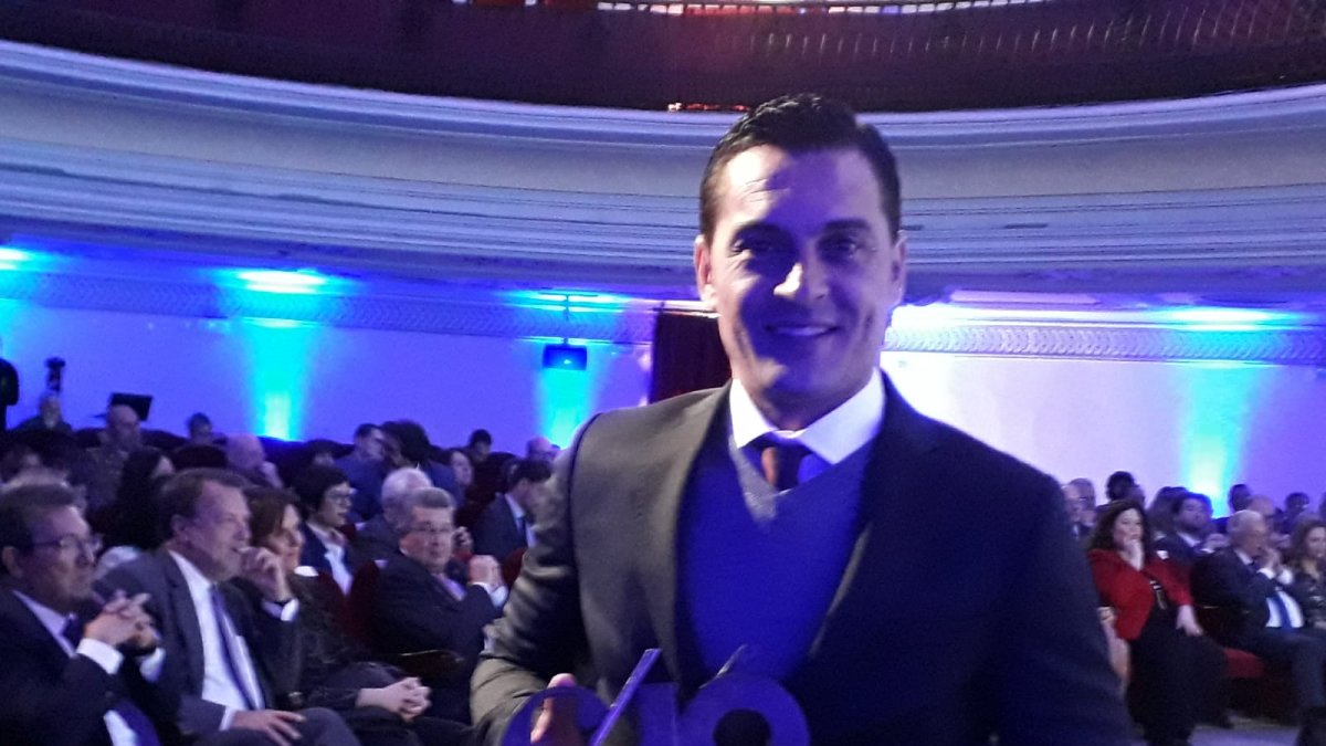 Francisco posa con el premio.