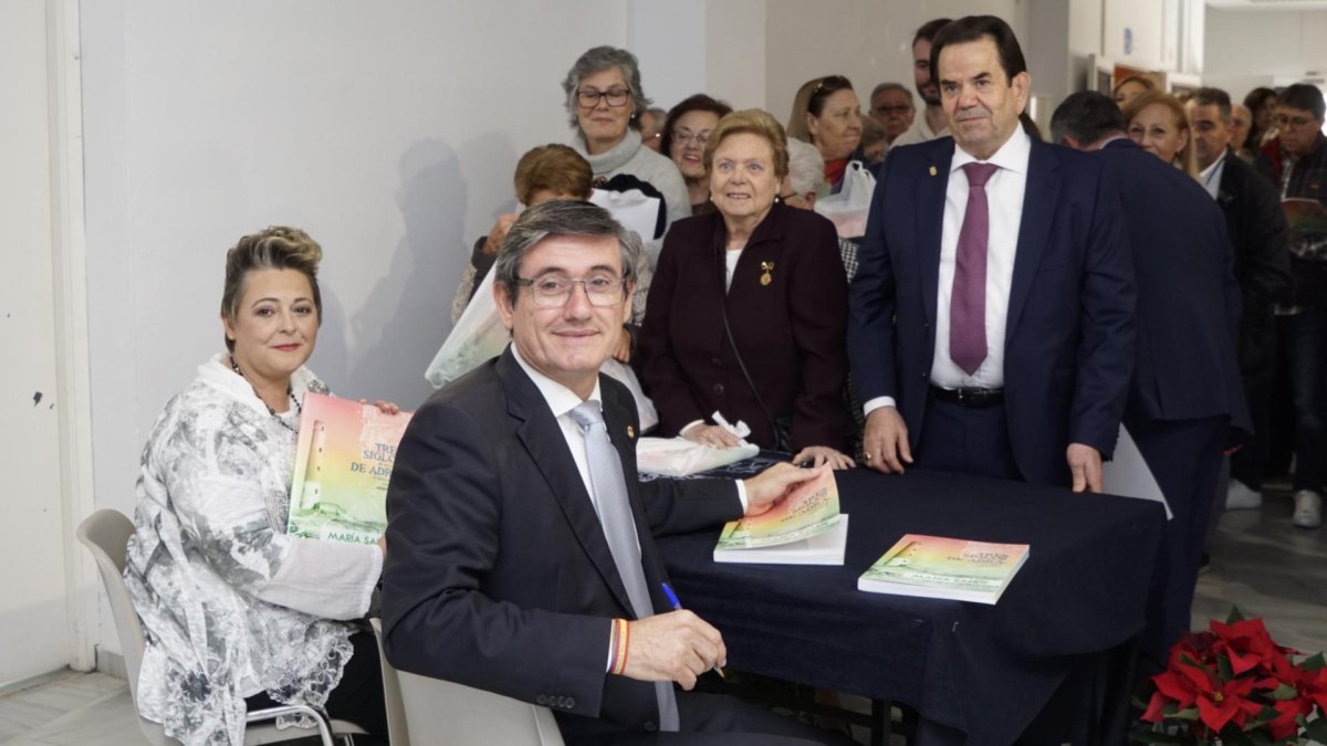 La escritora, María Sande, y el alcalde, Manuel Cortés, en la presentación del libro.