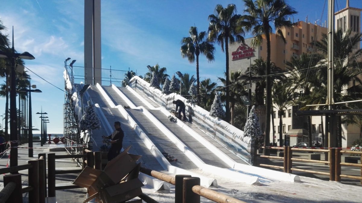 Los operarios ultiman el montaje del tobogán gigante.