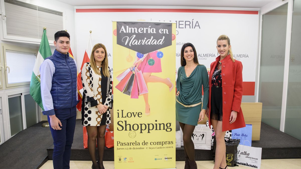 Carolina Lafita y Rosalía Navarro en la presentación junto a los modelos Ismael y Miriam.