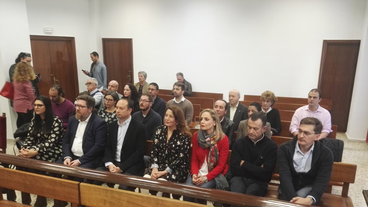 Los 12 parlamentarios autonómicos antes de recoger las credenciales.