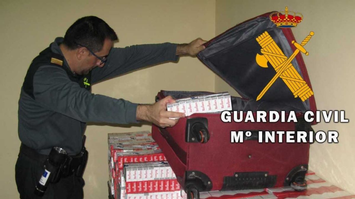 Cajetillas de tabaco descubiertas por la Guardia Civil.