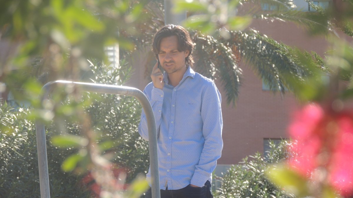 Ibán Andrés, en el Anexo, hablando por teléfono.