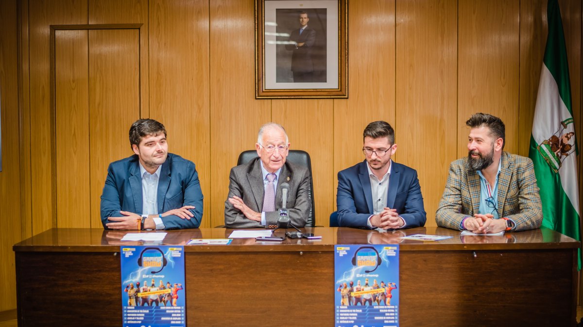 Alcalde, concejal y promotores, en la presentación del Roquetas Gaming Show.