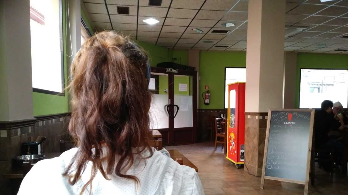 S.F., la madre del niño, de espaldas para proteger su identidad