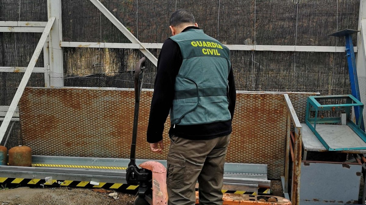 Un agente, en la zona del supuesto robo.