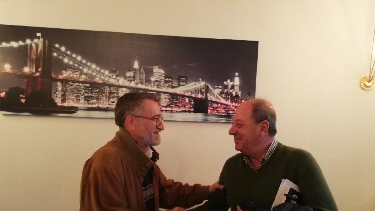 Rodolfo Criado, presidente saliente, saluda a Francisco Gómez, nuevo representante del gremio.