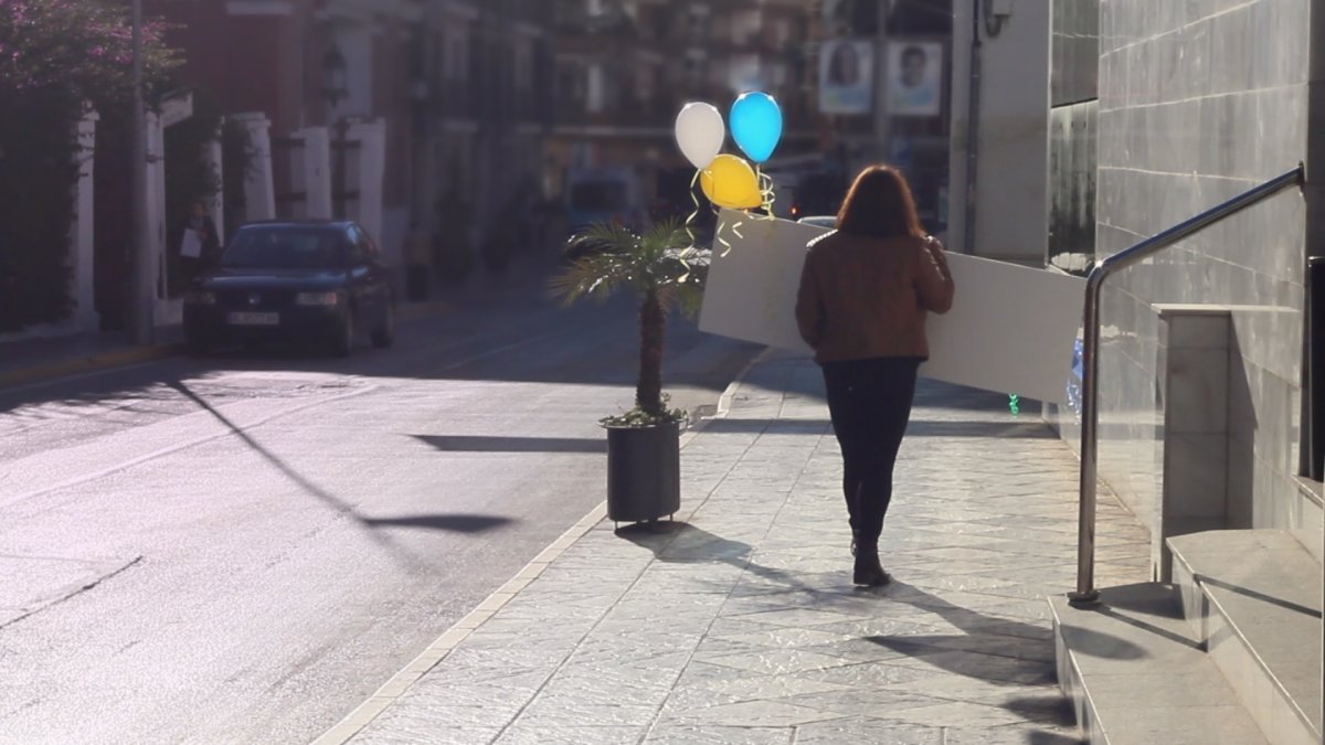 Una de las comerciantes se dirige a entregar su regalo.