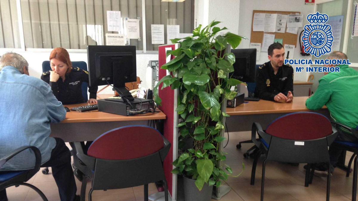 Los agentes toman la declaración del denunciante y después la pasan por la aplicación