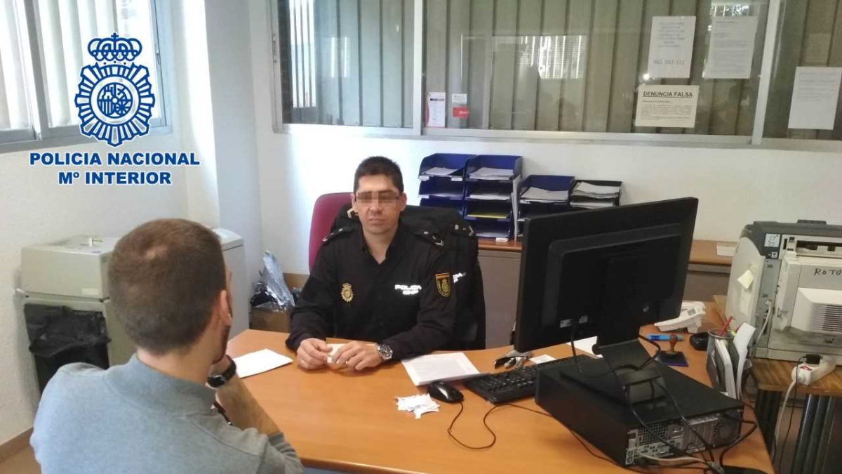 Un policía toma declaración a un ciudadano