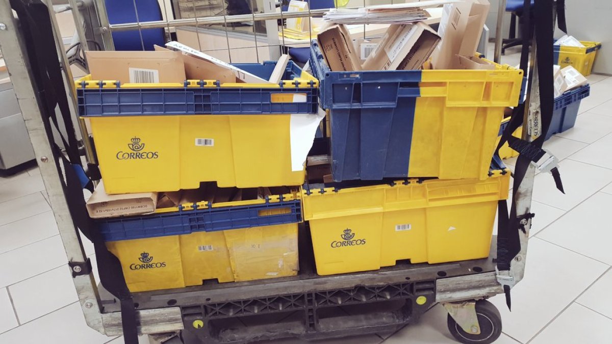 Paquetes y notificaciones se acumulan en las oficinas de Correos de la capital.