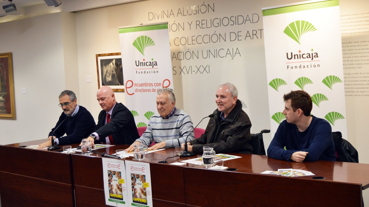 Coloquio entre Javier Fesser y personas con discapacidad, ayer en el Centro Cultural Unicaja.