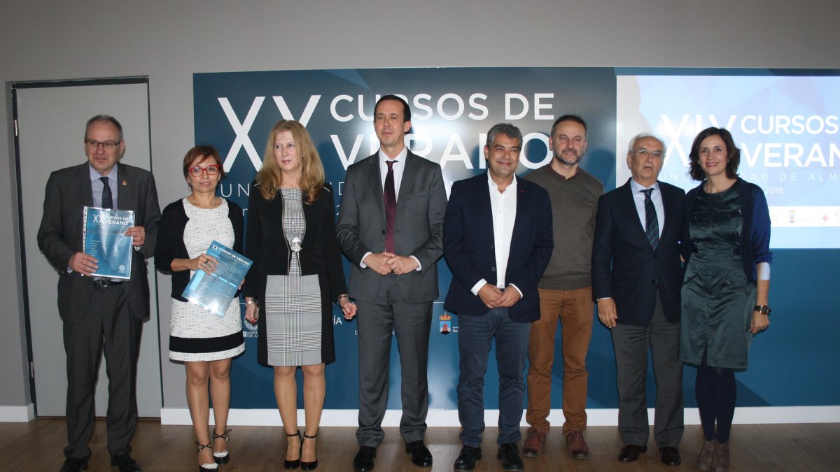 Autoridades en la presentación de la convocatoria.