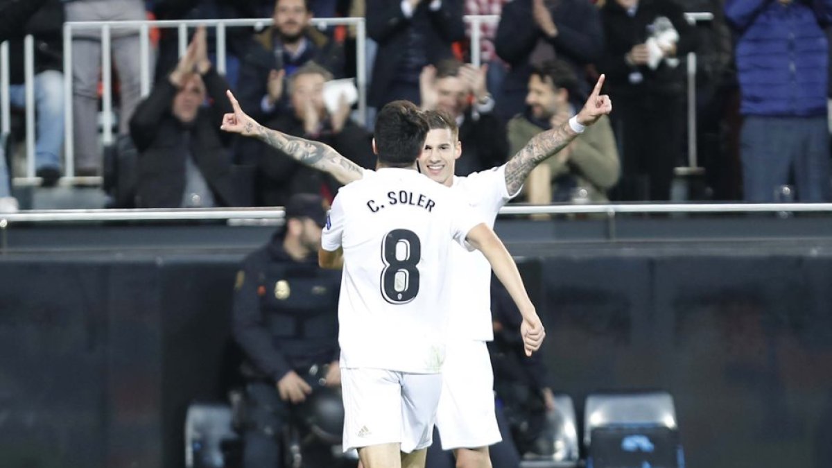 Celebración de Carlos Soler con Santi Mina.
