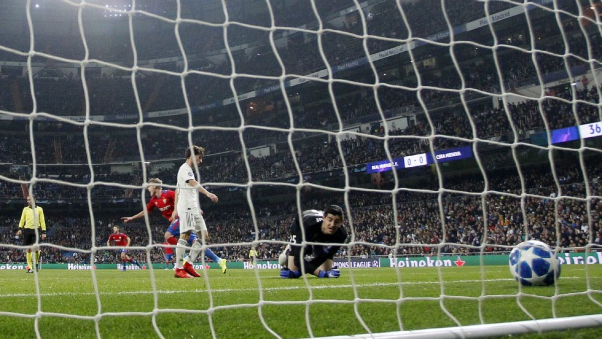 Courtois encajando el primer gol de la noche.