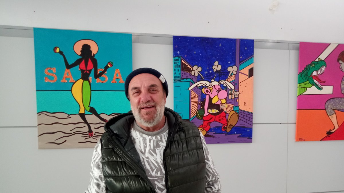 Francisco Paz junto a algunas de sus obras expuestas.