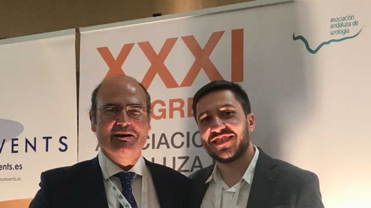 Profesionales del Hospital de Poniente recogiendo el premio en el Congreso andaluz de Urología.