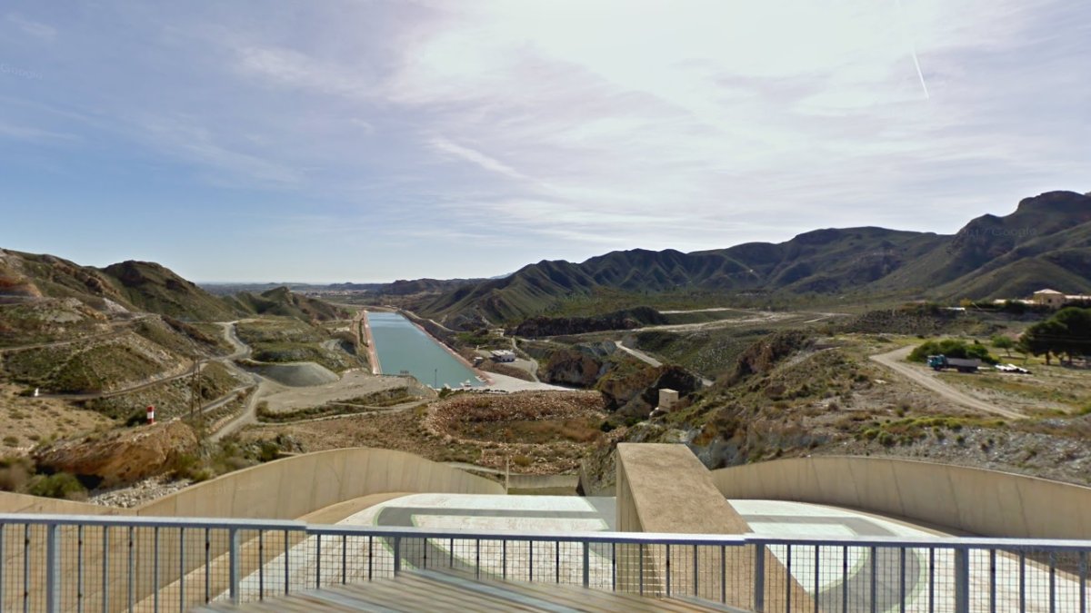 El canal de remo y, al fondo, las cumbres de  Sierra Almagro