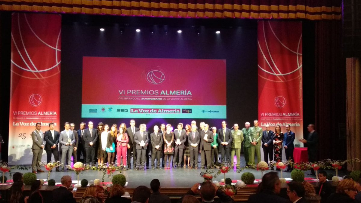 Foto de familia de los homenajeados en los VI Premios Almería.