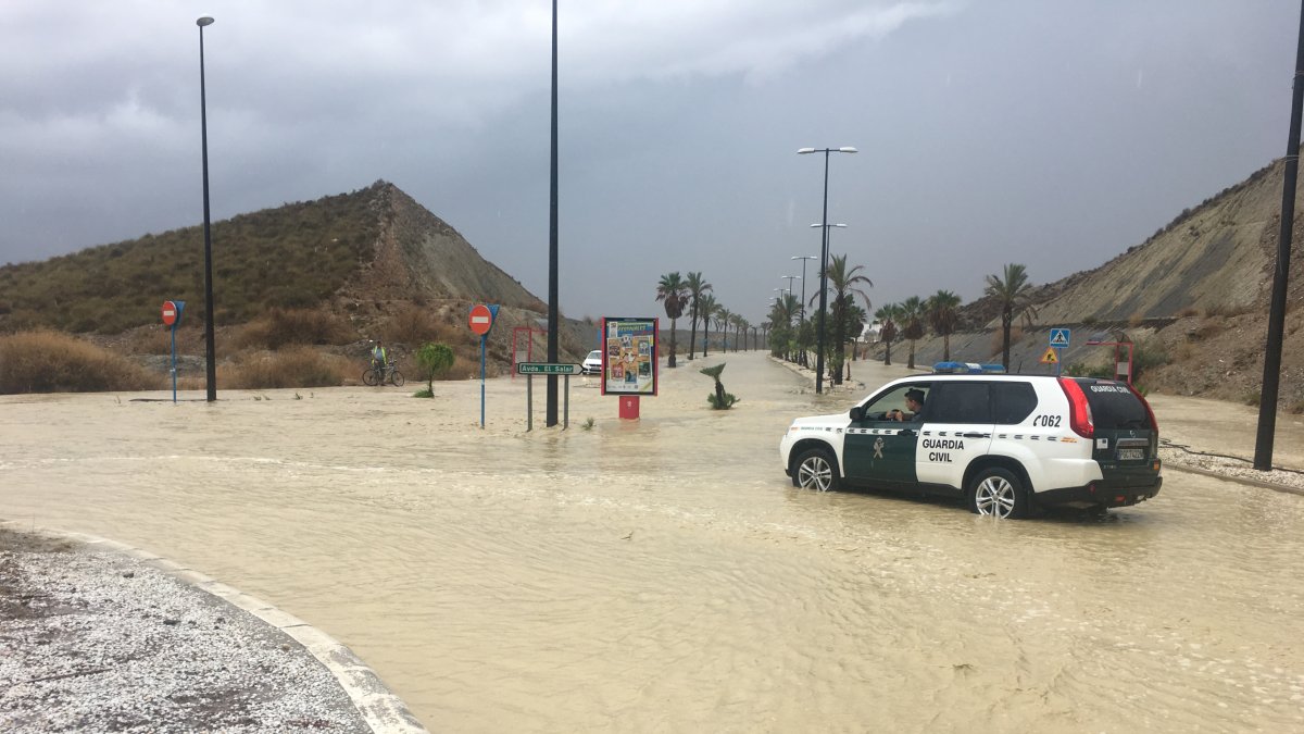 Aspecto de la avenida El Salar tras unas lluvias recientes.