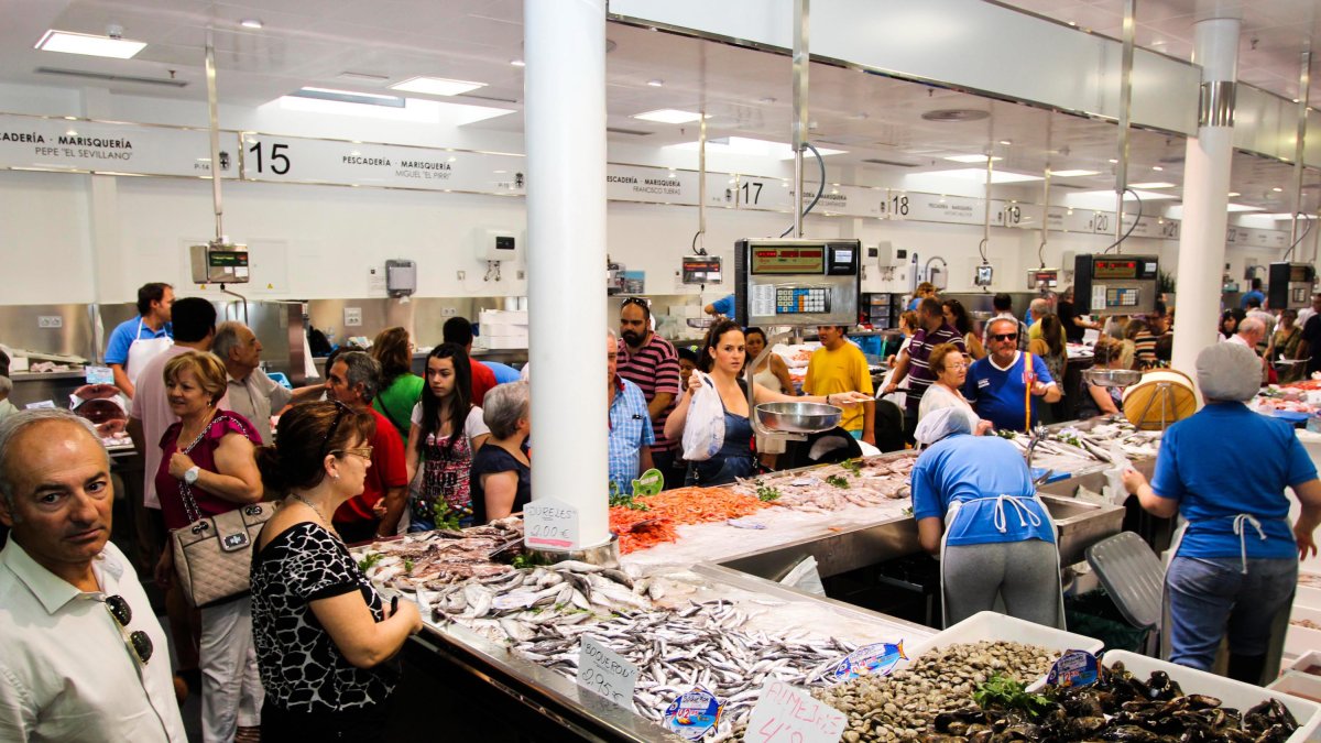 Puestos  de pescado y marisco en la pescadería del Mercado Central donde se vende género fresco de la bahía.