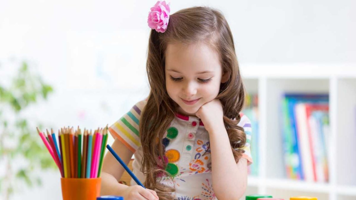 Niña dibujando un cuadro en el Área de Urgencias Pediátricas de HLA.