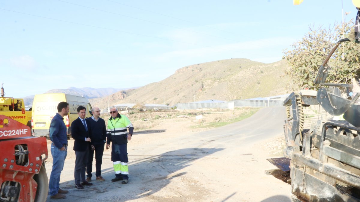 El alcalde, Francisco Góngora, supervisando los trabajos de mejora de esta vía junto a Manuel Gómez Galera.