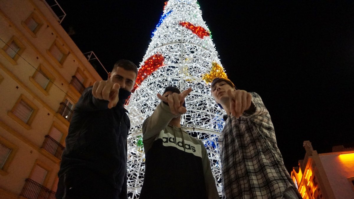 Imagen de EL VALENCIA, ADDE y  PTOERIC. Los tres se enfrantan, a golpe de rimas, en las calles de Garrucha. Foto: Ricardo Alba