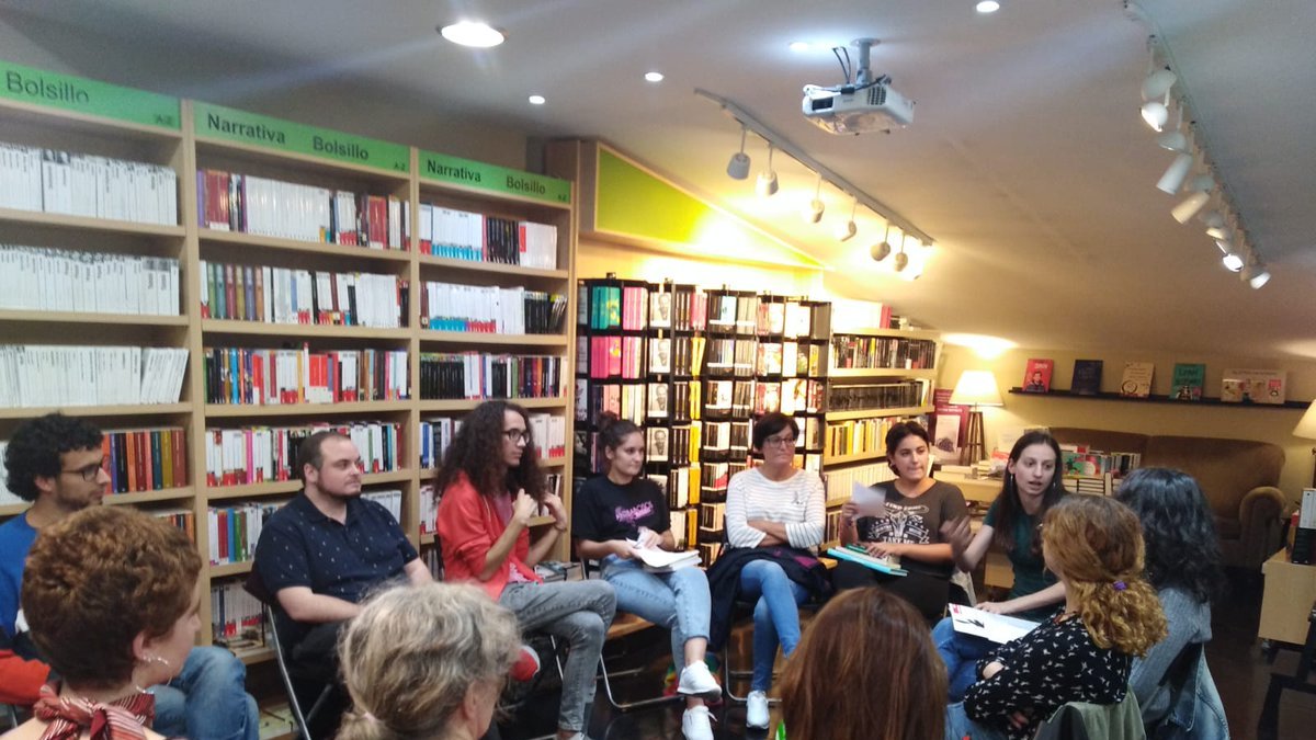 Cafés Feministas suele organizar sus actividades en espacios como ‘LaOficina’ o ‘Kutre Pub’.