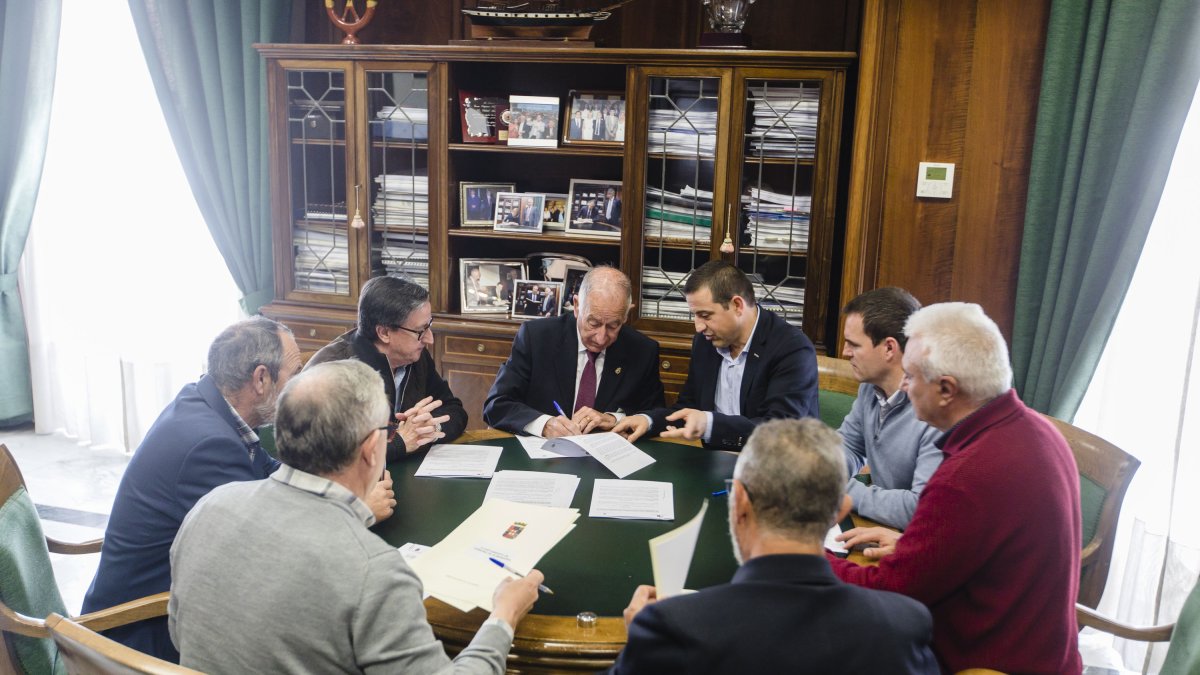 Momento de la firma de las ayudas del PFEA entre el presidente de Diputación y los cinco alcaldes.