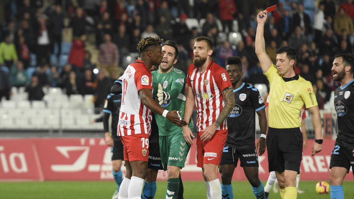 Soto Grado manda a la calle a Sekou con roja directa.