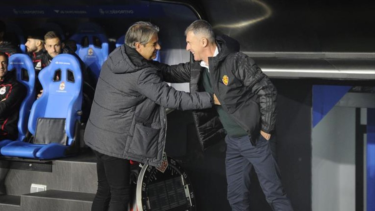 Natxo González y Lucas Alcaraz se saludan en los banquillos de Riazor.