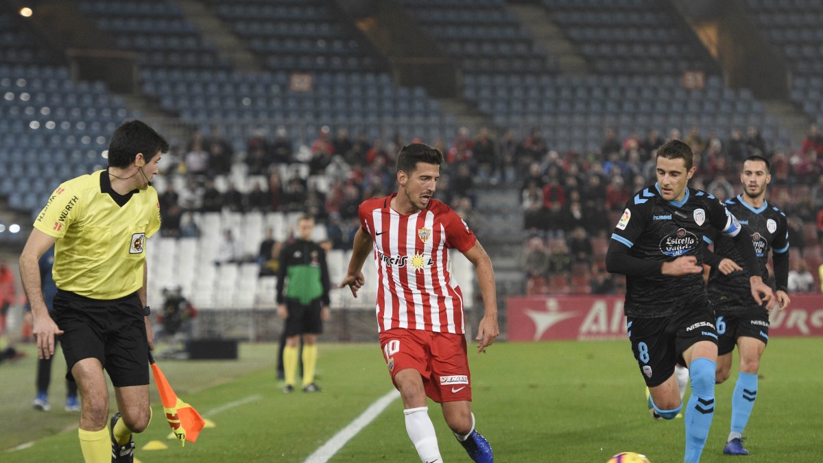 Juan Carlos Real, en una acción del Almería-Lugo.