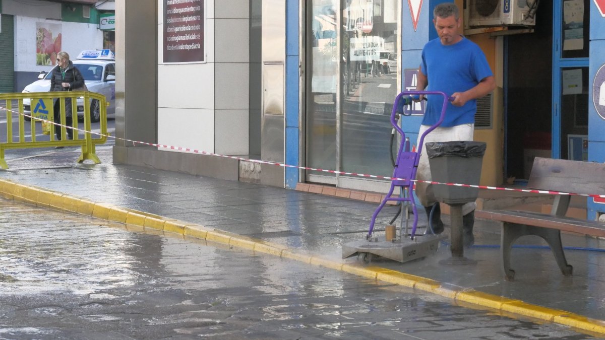 El empleo de una hidrolimpiadora permite eliminar manchas y restos de chicles.