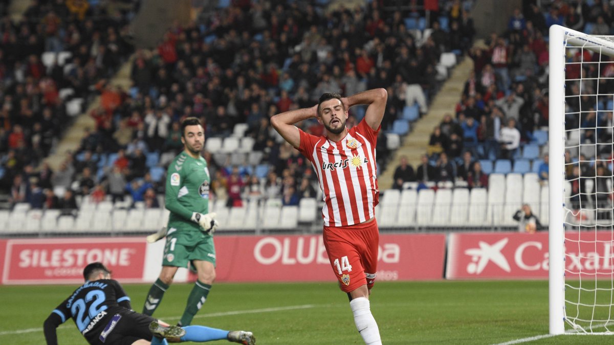 Rioja se desespera en una jugada del partido ante el Lugo.