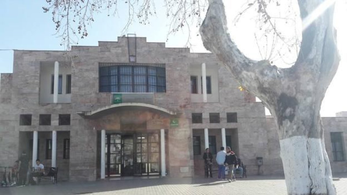 Fachada del centro de salud de Berja.