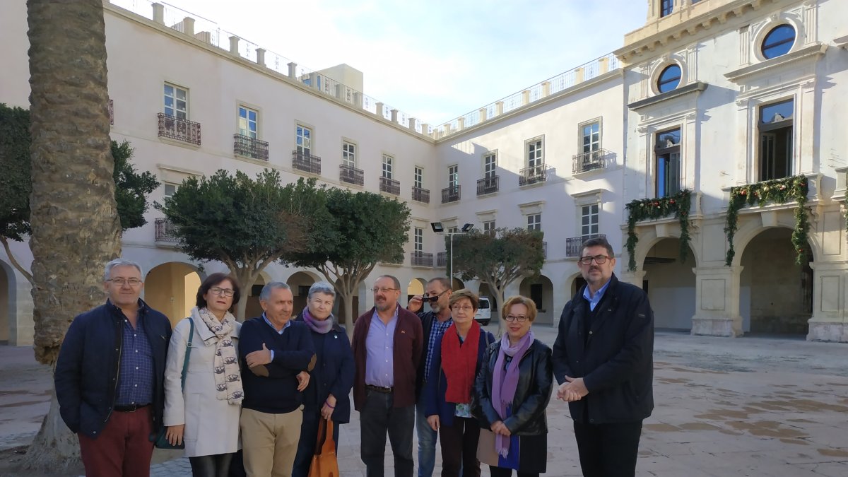 Foto de familia de las candidaturas de Rodrigo González y de Juan José Martínez Crisol, junto a Rafael Esteban