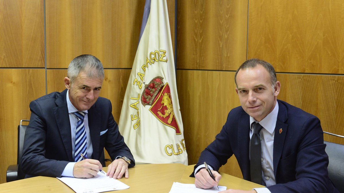 Lucas Alcaraz firmando contrato con Cristian Lapetra en el Real Zaragoza.