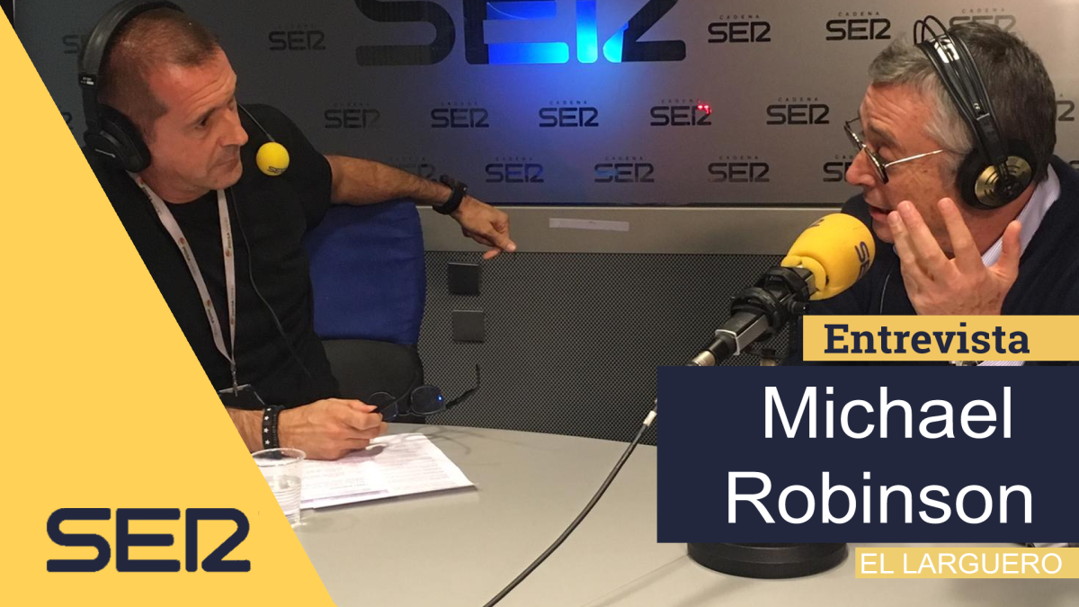 Manu Carreño entrevista en El Larguero a Michael Robinson.