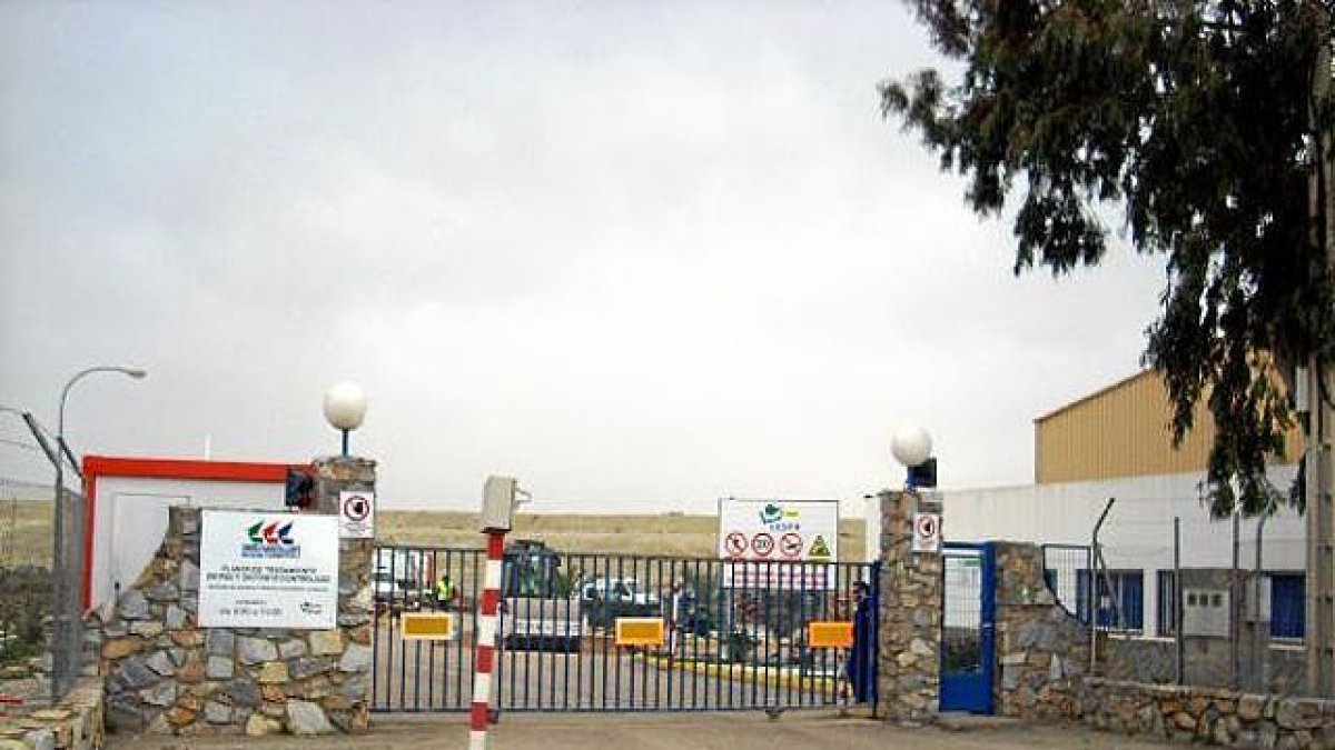 Uno de los accesos al vertedero del Consorcio, en Albox.