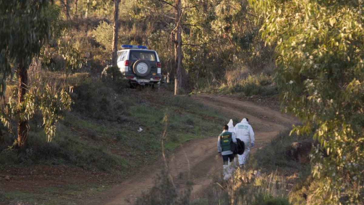 Investigadores de la Guardia Civil, en el lugar de los hechos.
