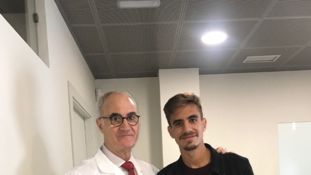 El doctor Ripoll con el jugador Guirao.