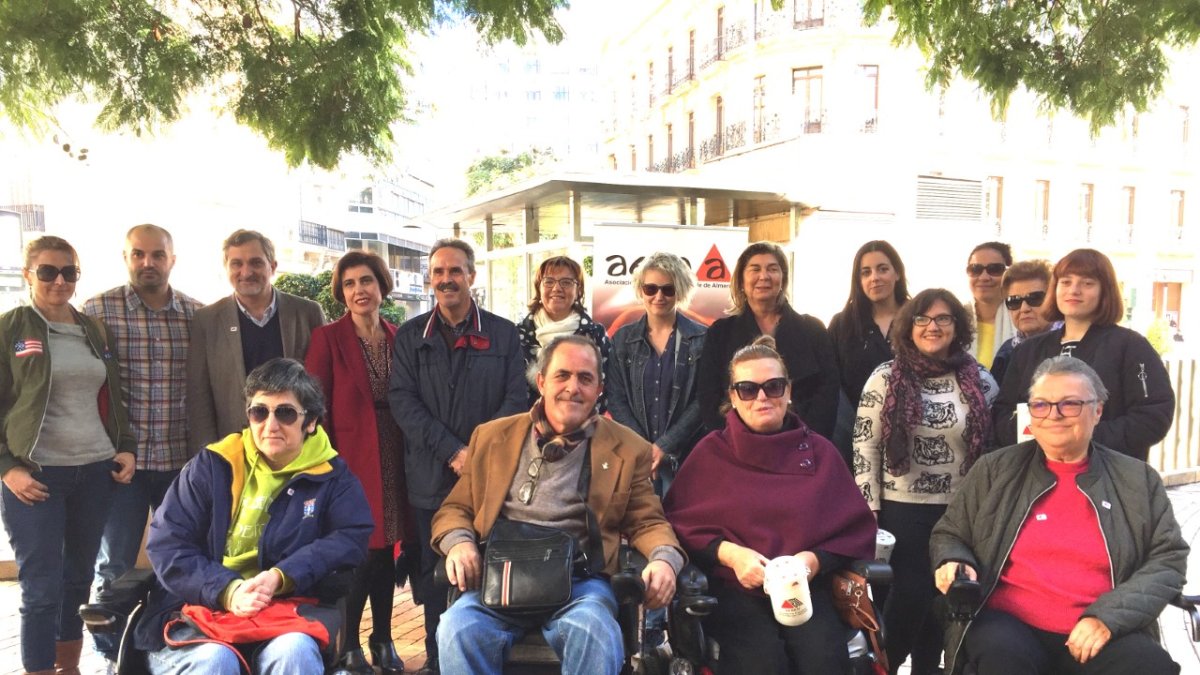 Voluntarios y Junta Directiva de Aema posan junto a Ángel Escobar, Alfredo Valdivia, Laura Negrillo y Rafaela Abad.