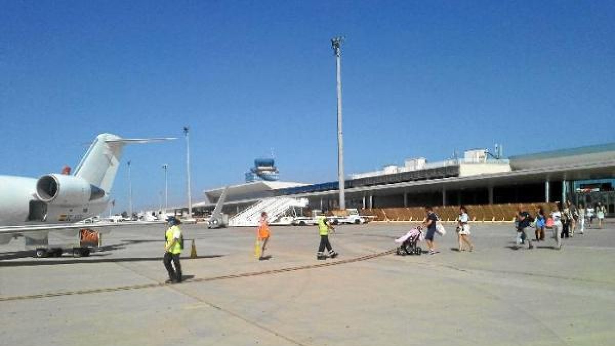 Almerienses cogiendo un avión para irse de vacaciones