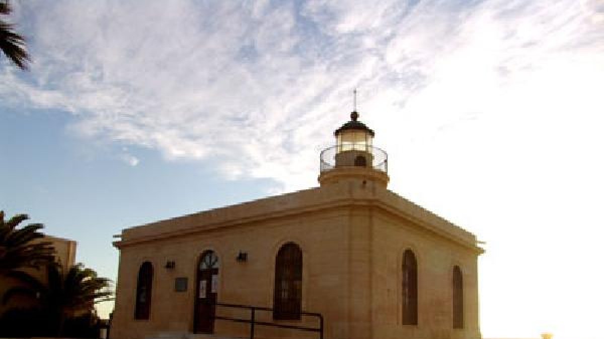 Faro de Roquetas, junto al Castillo de Santa Ana.