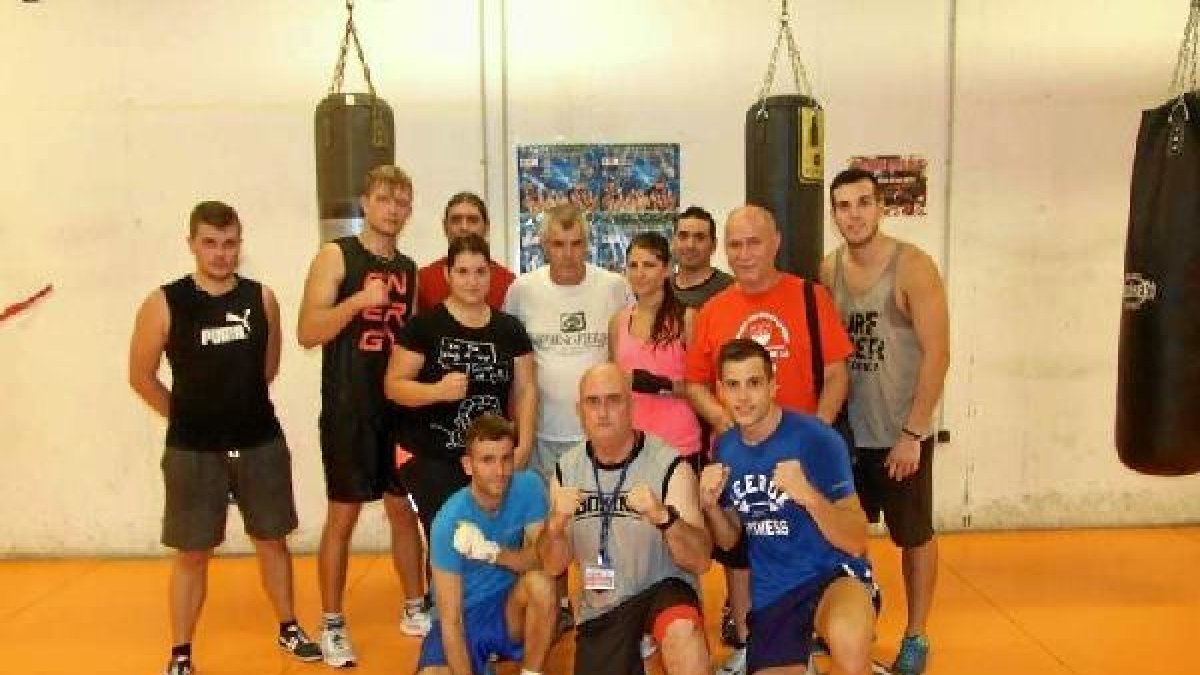 José Durán junto con los alumnos y alumnas posando para LA VOZ.