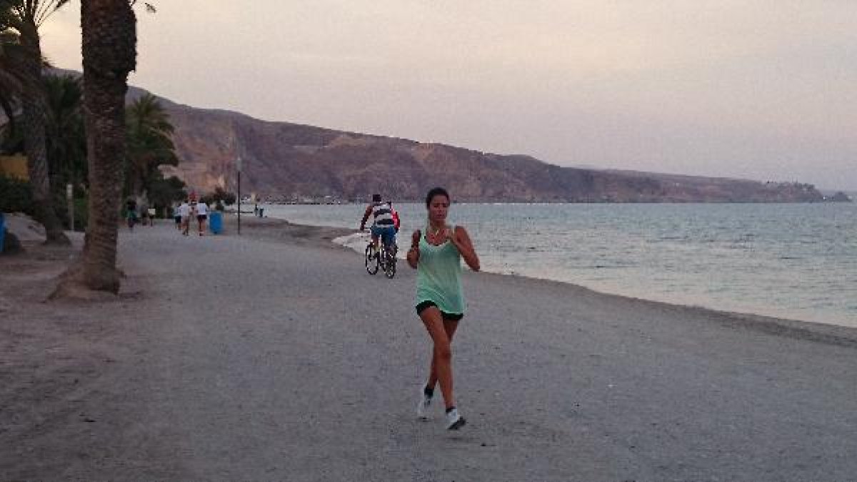 Corredora por la playa de Las Palmerillas