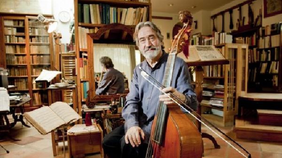 El músico interpreta la viola de gamba.