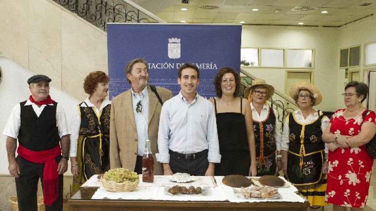 Vecinos de Alboloduy han acudido con los trajes típicos al acto de presentación.